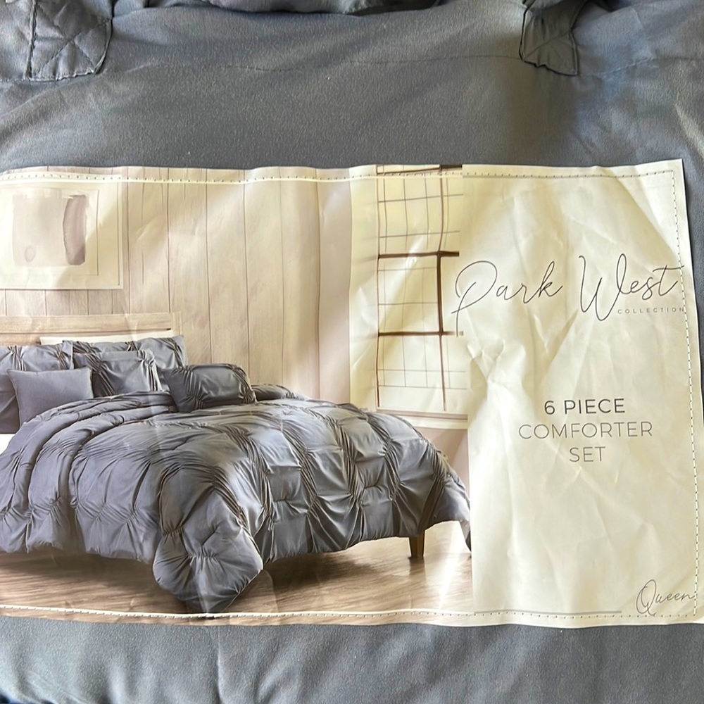 EUC-Queen Park West Gray Modern comforter with 1 decorative pillow & storage bag